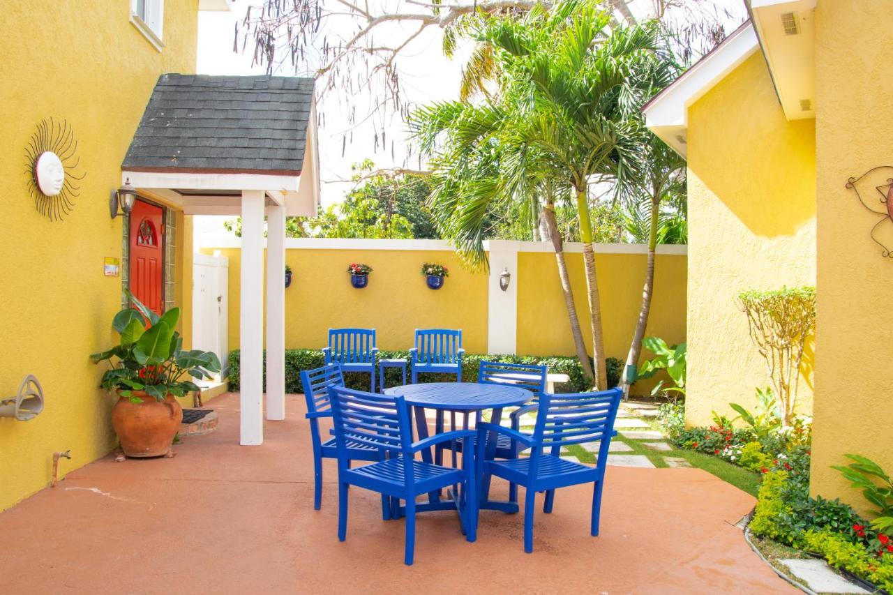 Brownstone Guesthouses Nassau Exterior foto